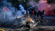 Gewalt überschattet die Proteste. Vielfach werden Palästina-Flaggen geschwenkt. 