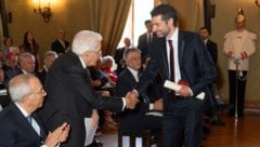 Der italienische Staatspräsident Sergio Mattarella gratuliert dem Quantenphysiker Hannes Pichler ...