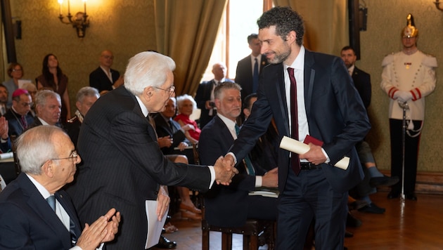 Der italienische Staatspräsident Sergio Mattarella gratuliert dem Quantenphysiker Hannes Pichler ...