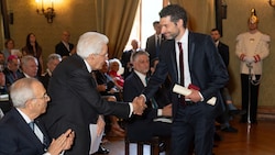 Der italienische Staatspräsident Sergio Mattarella gratuliert dem Quantenphysiker Hannes Pichler ...