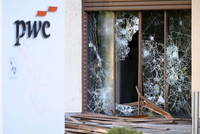 Zerstörungen beim Sitz der Beratungsfirma PWC in Gernf