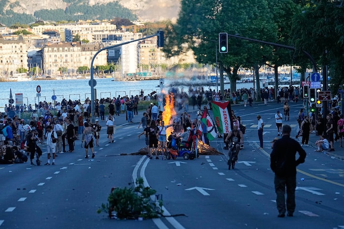 Die Proteste starteten friedlich, dann kam es zu Krawallen.