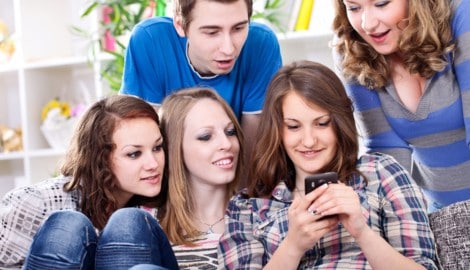 Jugendliche klären sich zunehmend online über Sexualität auf, was viele Gefahren birgt. Eltern ...