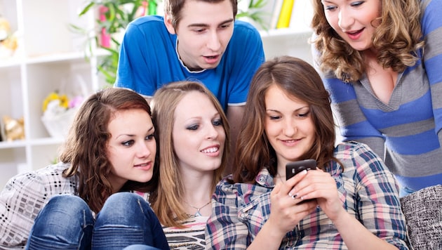 Jugendliche klären sich zunehmend online über Sexualität auf, was viele Gefahren birgt. Eltern ...