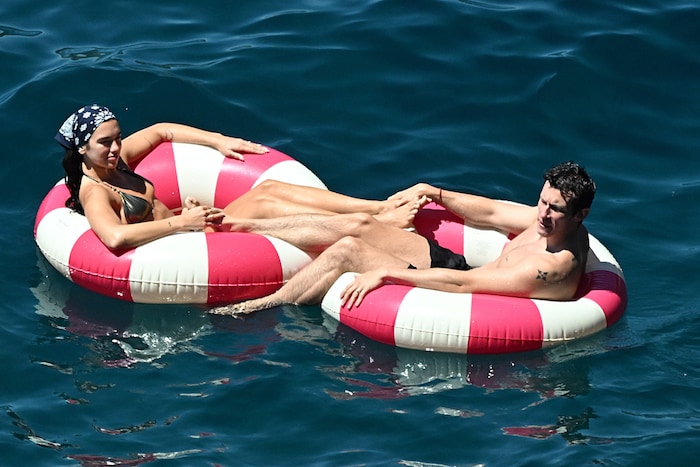Dua Lipa und Callum Turner baden im Honeymoon im Liebesglück.