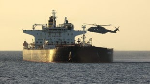 Ein britisches Einsatzkommando landete per Helikopter auf dem Schiff.