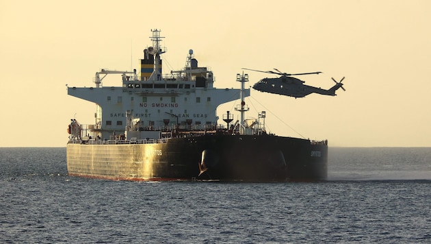 Ein britisches Einsatzkommando landete per Helikopter auf dem Schiff.