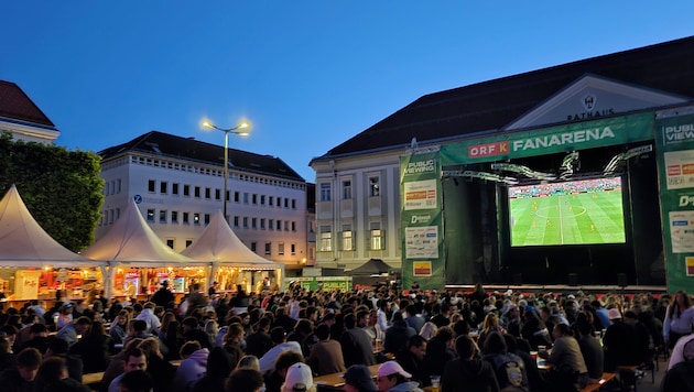 Das Public Viewing in Klagenfurt ist immer voll. Am Mittwoch geht es um 6 Uhr früh mit ...