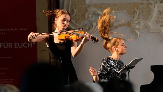 Noa Wildschut an der Violine und Elisabeth Brauß am Klavier sprangen für Patricia Kopatchinskaja ...