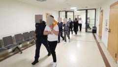 Im Wiener Landesgericht müssen sich die zehn Angeklagten nun wegen der brutalen Messerattacke ...