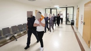 Im Wiener Landesgericht müssen sich die zehn Angeklagten nun wegen der brutalen Messerattacke ...