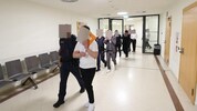 Im Wiener Landesgericht müssen sich die zehn Angeklagten nun wegen der brutalen Messerattacke ...