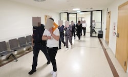 Im Wiener Landesgericht müssen sich die zehn Angeklagten nun wegen der brutalen Messerattacke ...