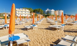 An mehreren beliebten Badeorten in Italien, darunter Jesolo (im Bild oben), sollen heuer neue ...