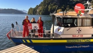 „Krone“-Redakteurin Jennifer Kapellari überreichte der Wasserrettung den Scheck.