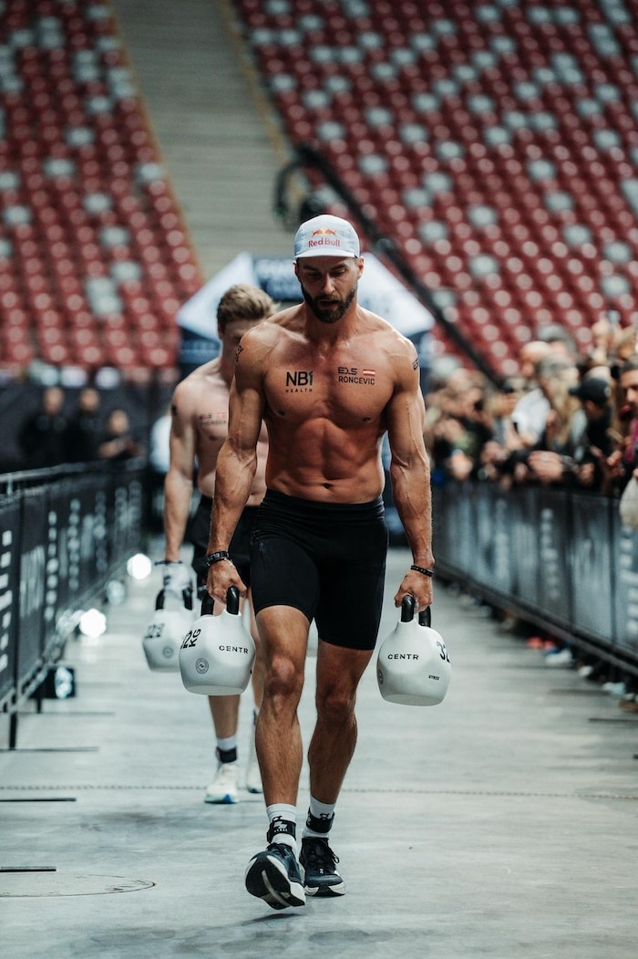 „Farmers Carry“ wird mit je 32 Kilogramm (Pro-Gewicht) schweren Kettlebells absolviert – über ...