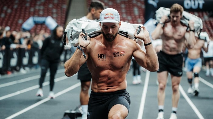 Eine von acht Stationen: Sandbag-Lunges über eine Distanz von 100 Metern mit einem Pro-Gewicht ...