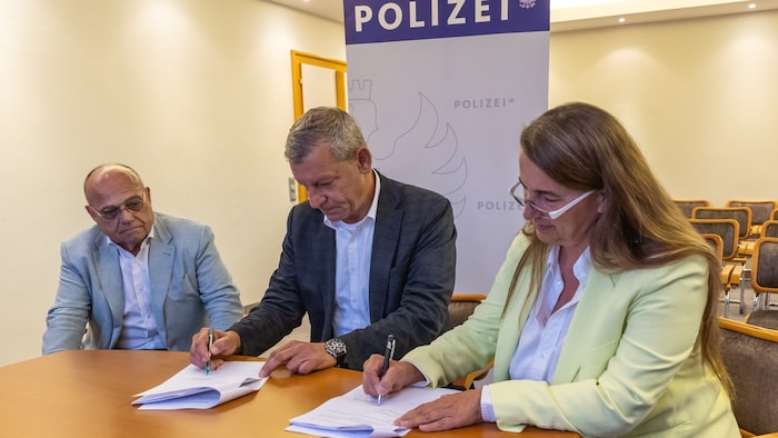 Die Vertragsunterzeichnung zum neuen Polizei-Einsatzzentrum Brixental: Landespolizeidirektor ...