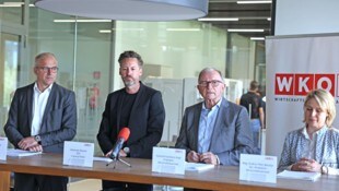 Thomas Mayr, Johannes Steurer, Karlheinz Kopf und Gudrun Petz-Bechter (v.l.) orteten ...