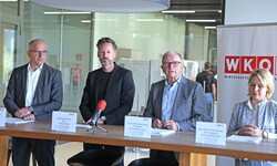 Thomas Mayr, Johannes Steurer, Karlheinz Kopf und Gudrun Petz-Bechter (v.l.) orteten ...