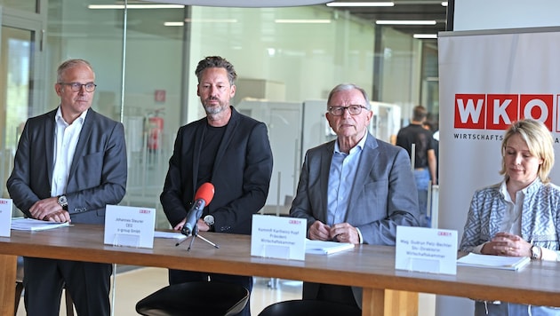 Thomas Mayr, Johannes Steurer, Karlheinz Kopf und Gudrun Petz-Bechter (v.l.) orteten ...