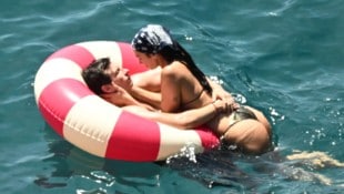 Dua Lipa und Callum Turner baden im Honeymoon im Liebesglück.
