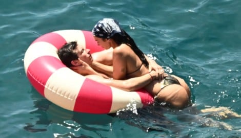 Dua Lipa und Callum Turner baden im Honeymoon im Liebesglück.