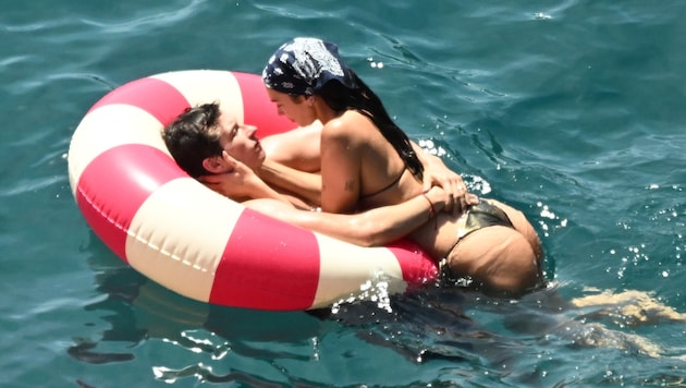 Dua Lipa und Callum Turner baden im Honeymoon im Liebesglück.