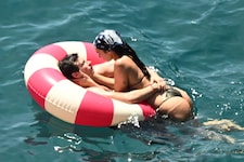 Dua Lipa und Callum Turner baden im Honeymoon im Liebesglück.