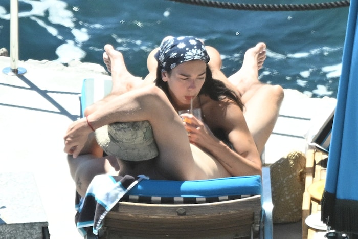 Dua Lipa und Callum Turner genießen ihre Flitterwochen an der Amalfiküste aus vollen Zügen.