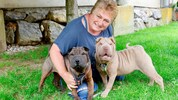 Herzensbrecher mit Falten: „Buster“ (li.) und ein Geschwisterl mit Tierheimleiterin Susanne ...