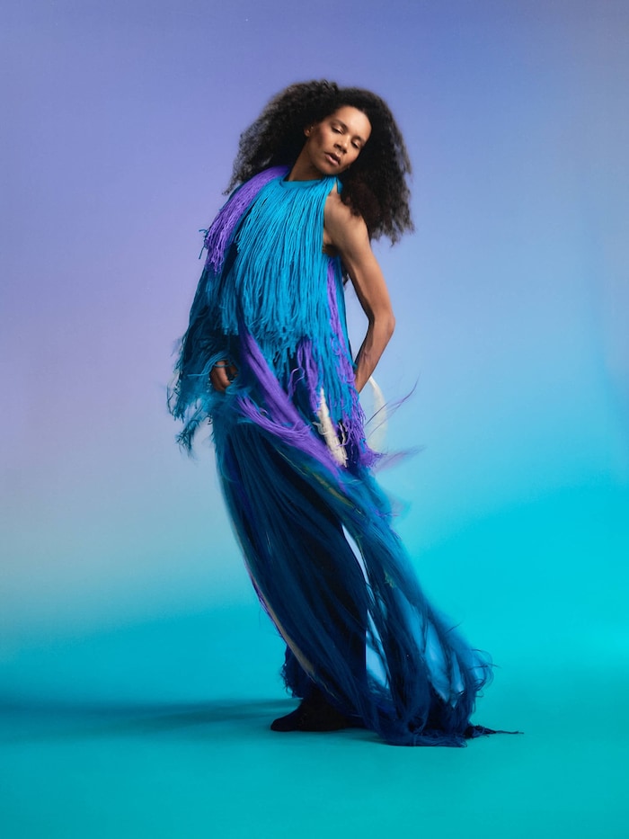 In Baurs Fadenkleidern wird jede Bewegung zur Kunst: Rebecca Horner lässt Textil, Farbe und ...