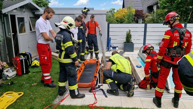 Die Einsatzkräfte bei der Bergung in Engerwitzdorf