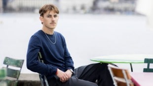 Autor Nelio Biedermann in seiner Heimat am Zürchersee