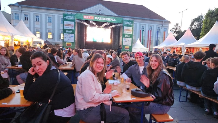 Die Public-Viewing-Fans in Klagenfurt sind freundlich.