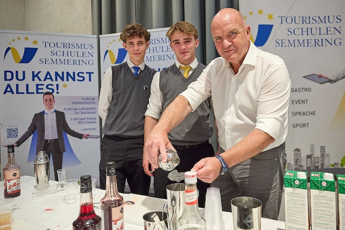 Alkoholfreie Cocktails: AKNÖ-Präsident Markus Wieser mit den Schülern Constantin und Vitus am ...