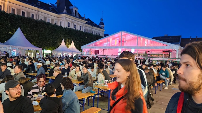 Tausende fiebern vor dem Rathaus mit.