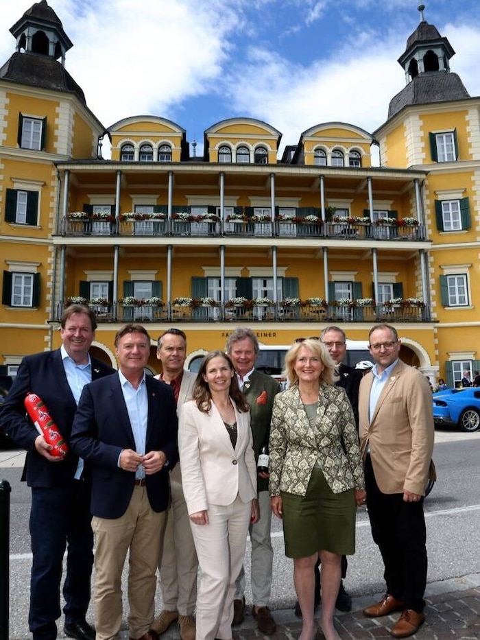 Auch Veldens Bürgermeisterin Margit Heissenberger begrüßte die vielen Kölner.