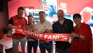 „Krone“-Chef Claus Meinert mit Gewinnerin Priska Kirchebner, deren Mann Martin und dem ...