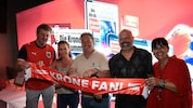 „Krone“-Chef Claus Meinert mit Gewinnerin Priska Kirchebner, deren Mann Martin und dem ...