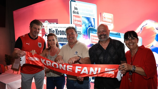 „Krone“-Chef Claus Meinert mit Gewinnerin Priska Kirchebner, deren Mann Martin und dem ...