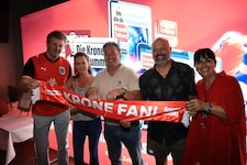 „Krone“-Chef Claus Meinert mit Gewinnerin Priska Kirchebner, deren Mann Martin und dem ...