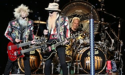 Elwood Francis, Billy Gibbons und (der nicht üppig bärtige) Frank Beard halten die Legende ZZ ...