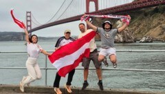 Fans der „Freunde der Liliputbahn“ vor der Golden Gate Bridge.
