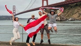 Fans der „Freunde der Liliputbahn“ vor der Golden Gate Bridge.