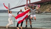Fans der „Freunde der Liliputbahn“ vor der Golden Gate Bridge.