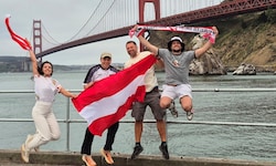 Fans der „Freunde der Liliputbahn“ vor der Golden Gate Bridge.