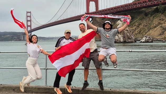 Fans der „Freunde der Liliputbahn“ vor der Golden Gate Bridge.