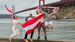 Fans der „Freunde der Liliputbahn“ vor der Golden Gate Bridge.