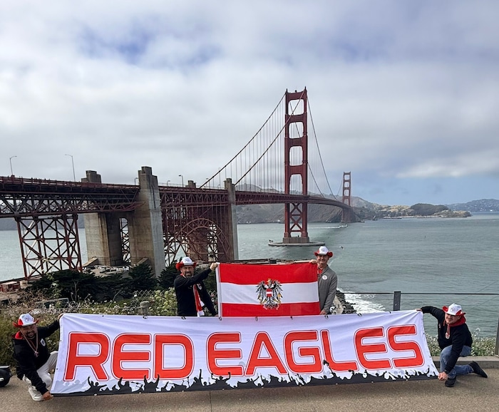 Anhänger der Red Eagles vor der Golden Gate Bridge.